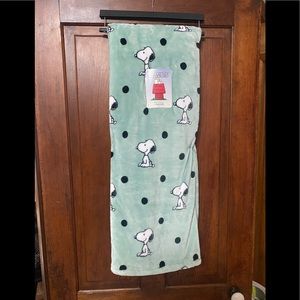 NWT Snoopy PEANUTS Blanket Throw